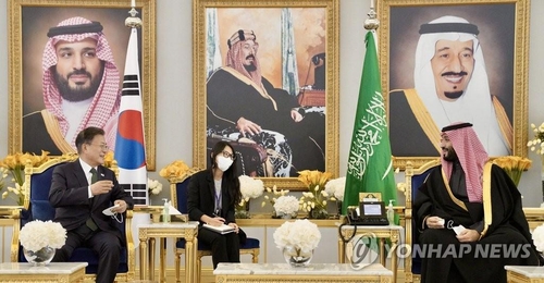 (AMPLIACIÓN) Moon llega a Arabia Saudita para dialogar con el príncipe heredero