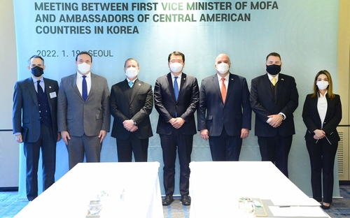 En la imagen, proporcionada por el Ministerio de Asuntos Exteriores surcoreano, se muestra al primer vicecanciller, Choi Jong-kun (centro), posando ante la cámara, el 19 de enero de 2022, junto a los embajadores de seis países de América Central, durante una reunión en Seúl.