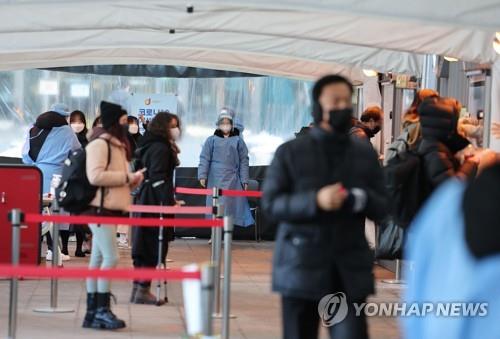 Las personas esperan para someterse a la prueba del coronavirus, el 20 de enero de 2022, en un centro provisional de exámenes, cerca de la Estación de Seúl, en la capital surcoreana.