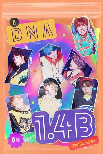 La imagen, proporcionada por Big Hit Music, muestra un póster para conmemorar los 1.400 millones de visualizaciones en YouTube del videoclip de "DNA", de BTS. (Prohibida su reventa y archivo)
