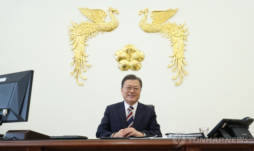 El presidente surcoreano, Moon Jae-in, posa para una foto, el 10 de febrero de 2022, tras participar en una entrevista por escrito para la Agencia de Noticias Yonhap y otros siete servicios de noticias globales, en la oficina presidencial, Cheong Wa Dae, en Seúl.