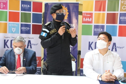 La foto, proporcionada por la KOICA, muestra al director general adjunto de la Policía Nacional Civil (PNC), Edwin Ardiano López (centro), quien es graduado del programa de becas de posgrado de la KOICA. (Prohibida su reventa y archivo)