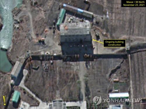 La imagen vía satélite, publicada, el 24 de noviembre de 2021, por 38 North, muestra el complejo nuclear norcoreano de Yongbyon, al norte de Pyongyang. El mismo día, el sitio web estadounidense, que monitoriza a Corea del Norte, dijo que el país parece continuar operando un reactor nuclear de 5 megavatios en el complejo, citando descargas de vapor y agua vistas en recientes imágenes vía satélite. (Prohibida su reventa y archivo)