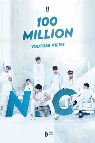 La imagen, proporcionada por Big Hit Music, muestra un póster para conmemorar los 100 millones de visualizaciones del vídeo musical de "N.O", de BTS, alcanzados, el 13 de marzo de 2022, en YouTube. (Prohibida su reventa y archivo)
