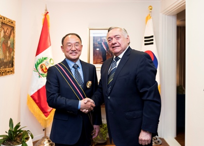 El embajador del Perú condecora al ex comandante general de la Armada surcoreana