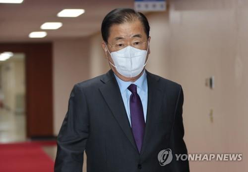 La foto de archivo, tomada el 29 de marzo de 2022, muestra al ministro de Asuntos Exteriores surcoreano, Chung Eui-yong, en el complejo gubernamental de Seúl.