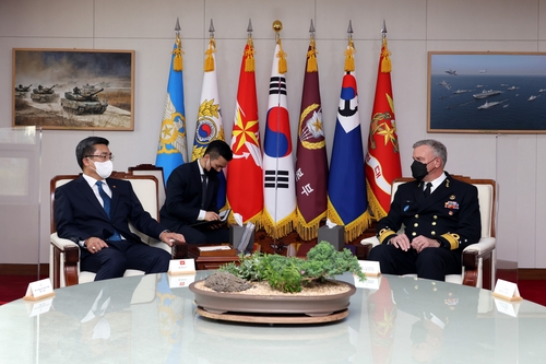 (AMPLIACIÓN) El ministro de Defensa surcoreano y un oficial de la OTAN sostienen conversaciones