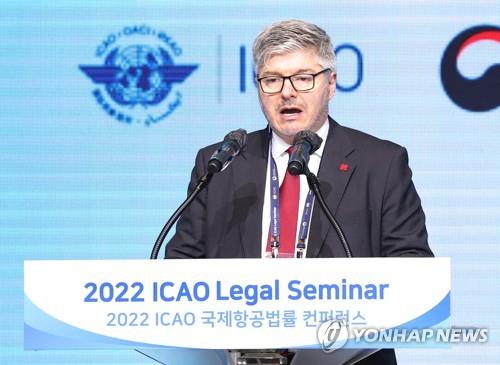 El secretario general de la OACI, Juan Carlos Salazar Gómez, habla, el 12 de abril de 2022, durante el primero de los tres días del Seminario Legal de la OACI 2022, en Seúl.