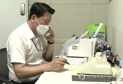 La foto de archivo, proporcionada por el Ministerio de Unificación, muestra a un funcionario de Corea del Sur, encargado de las llamadas de enlace, hablando, vía telefónica, con su homólogo de Corea del Norte, el 27 de julio de 2021, en el departamento surcoreano de la oficina de enlace intercoreana. (Prohibida su reventa y archivo)