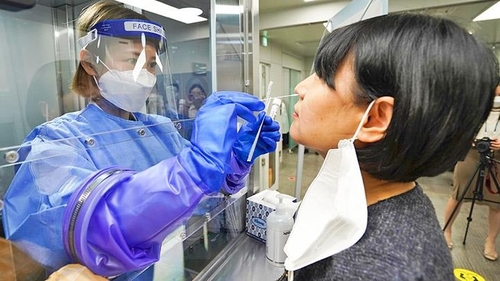 La foto de archivo muestra a una trabajadora médica llevando a cabo un examen de COVID-19 en Corea del Sur.