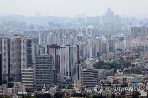 La foto, tomada el 12 de junio de 2022, muestra edificios de apartamentos en Seúl.
