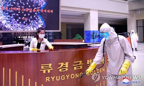 La foto, publicada, el 15 de junio de 2022, por la KCNA, muestra a unos trabajadores sanitarios realizando trabajos de desinfección en el centro comercial Ryugyong Golden Mall, en Pyongyang. (Uso exclusivo dentro de Corea del Sur. Prohibida su distribución parcial o total)