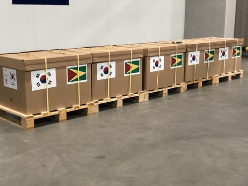 La foto de archivo, proporcionada, el 4 de julio de 2022, por el Ministerio de Asuntos Exteriores, muestra unas cajas con vacunas contra el COVID-19 que serán enviadas a Guyana. (Prohibida su reventa y archivo)