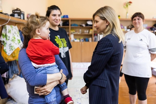 La foto sin fechar, proporcionada por la oficina presidencial de Ucrania, muestra a la primera dama ucraniana, Olena Zelenska (dcha., adelante), visitando una instalación local para niños. (Prohibida su reventa y archivo)