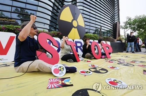 Los manifestantes de grupos civiles realizan una protesta, el 20 de mayo de 2022, frente a la Embajada de Japón, en el centro de Seúl, para expresar su oposición a la decisión japonesa de descargar al mar agua de su planta nuclear averiada de Fukushima, que contiene materiales radiactivos.
