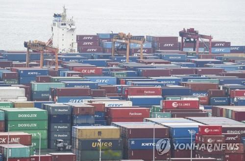 La foto de archivo, tomada el 21 de abril de 2022, muestra un montón de contenedores en un puerto en la ciudad suroriental surcoreana de Busan.