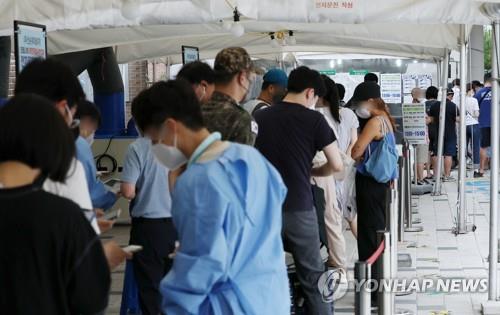 Los ciudadanos esperan para someterse a las pruebas del COVID-19, el 5 de agosto de 2022, en una clínica provisional, en el distrito de Mapo, en Seúl.