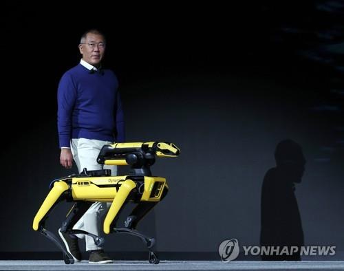La foto, proporcionada, el 12 de agosto de 2022, por Hyundai Motor, muestra al presidente del Grupo Hyundai Motor, Euisun Chung, junto con el robot Spot de Boston Dynamics, una firma de robótica estadounidense que Hyundai adquirió el año pasado. (Prohibida su reventa y archivo)