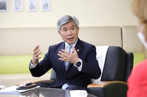 Lee Ki-sik, comisionado de la Administración del Personal Militar (MMA, según sus siglas en inglés), habla durante una entrevista con la Agencia de Noticias Yonhap, celebrada, el 16 de septiembre de 2022, en Seúl.