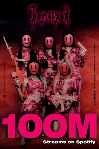 La imagen, proporcionada, el 21 de septiembre de 2022, por Cube Entertainment, muestra un póster que celebra los 100 millones de reproducciones de "Tomboy" de (G)I-dle en Spotify. (Prohibida su reventa y archivo)