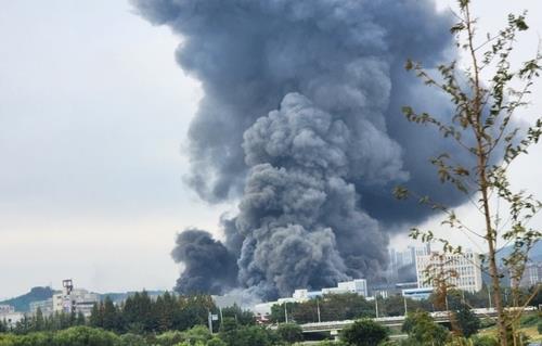 La foto, proporcionada por un lector, el 26 de septiembre de 2022, muestra un denso humo emanando del centro comercial Hyundai Premium Outlet, en Daejeon, a 160 kilómetros al sur de Seúl. (Prohibida su reventa y archivo)