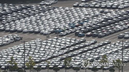 La foto de archivo, tomada el 16 de septiembre de 2022, muestra vehículos de exportación en la fábrica de Hyundai Motor Co. en la ciudad suroriental de Ulsan.