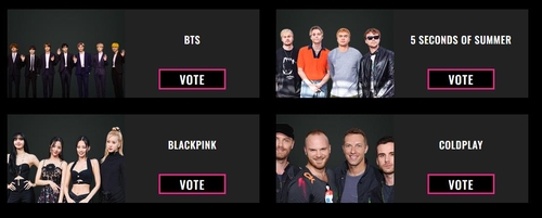 La foto, capturada del sitio web de los premios "People's Choice", muestra a los grupos de K-pop BTS (arriba, izda.) y BLACKPINK (abajo, izda.) como nominados al grupo de 2022. (Prohibida su reventa y archivo)