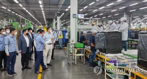 La foto, proporcionada por Samsung Electronics Co., muestra a su vicepresidente, Lee Jae-yong (centro, de pantalón blanco), inspeccionando, el 10 de septiembre de 2022 (hora local), la fábrica de electrodomésticos de la compañía en Querétaro, México. (Prohibida su reventa y archivo)
