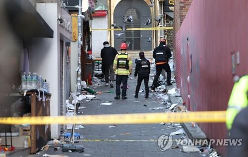 Un cordón policial bloquea la entrada a un callejón del barrio de Itaewon, en el centro de Seúl, el 30 de octubre de 2022, donde una avalancha humana durante las fiestas de Halloween dejó un saldo de 151 muertos y 82 heridos.