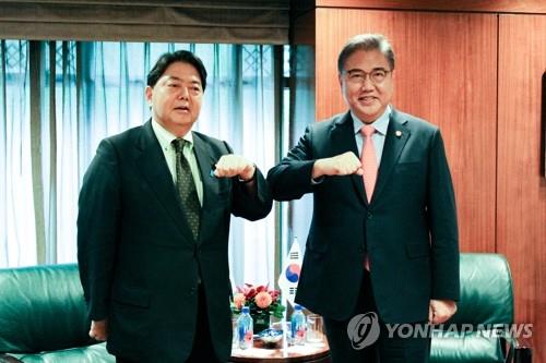 Los ministros de Asuntos Exteriores de Corea del Sur y Japón, Park Jin (dcha.) y Yoshimasa Hayashi, respectivamente, posan ante la cámara, el 19 de septiembre de 2022, durante su encuentro en un hotel de Nueva York, Estados Unidos. (Foto del cuerpo de prensa. Prohibida su reventa y archivo)
