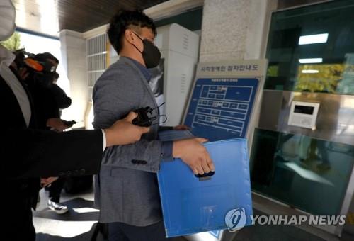 (AMPLIACIÓN) Los investigadores hacen una redada en 55 oficinas incluida la del jefe de la Policía por la estampida de Itaewon