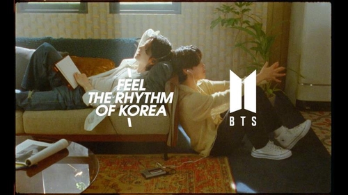 La imagen, proporcionada por HS Ad, muestra a Suga (izda.) y Jimin, miembros del grupo masculino de K-pop BTS, en una escena del vídeo de la versión de Busan de la campaña "Feel the Rhythm of Korea". (Prohibida su reventa y archivo)