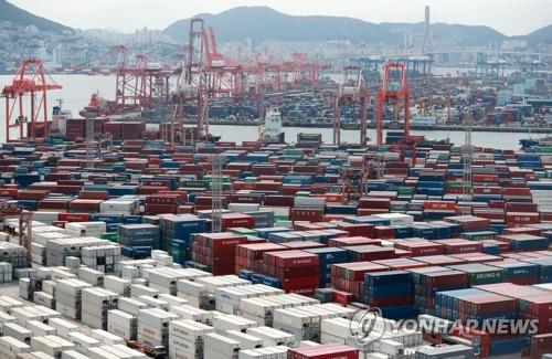 La foto de archivo, tomada el 13 de septiembre de 2022, muestra contenedores apilados en un puerto en la ciudad meridional de Busan, la ciudad portuaria más grande de Corea del Sur.