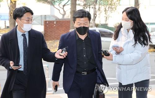 Lee Im-jae (centro), quien era el jefe de la Estación de Policía de Yongsan, que abarca el barrio de Itaewon, entra en el edificio de un equipo de investigación especial, en el oeste de Seúl, el 24 de noviembre de 2022, para ser interrogado como sospechoso en el caso de la estampida humana mortal en Itaewon.