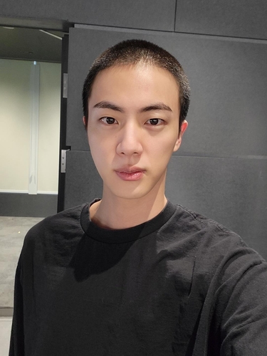 Jin de BTS se rapa el cabello antes de alistarse en el servicio militar