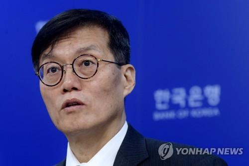 La foto muestra al gobernador del Banco de Corea, Rhee Chang-yong, hablando durante una conferencia de prensa, celebrada, el 20 de diciembre de 2022, para explicar las últimas condiciones de la inflación. (Imagen del cuerpo de prensa. Prohibida su reventa y archivo)