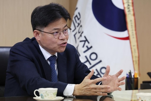 El presidente de la Comisión de Seguridad y Protección Nuclear (NSSC, según sus siglas en inglés), Yoo Guk-hee, habla, el 13 de enero de 2023, durante una entrevista con la Agencia de Noticias Yonhap.