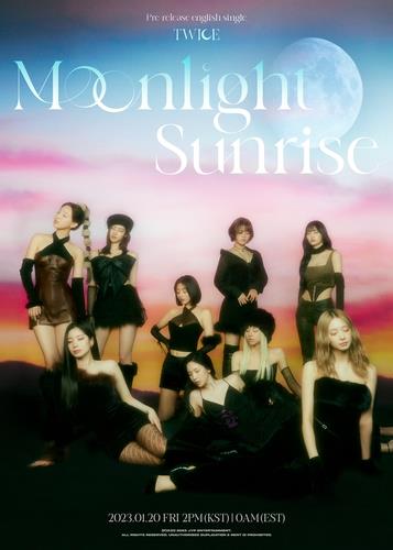 La imagen, proporcionada por JYP Entertainment, muestra un póster promocional para el nuevo sencillo en inglés de TWICE, titulado "Moonlight Sunrise". (Prohibida su reventa y archivo)