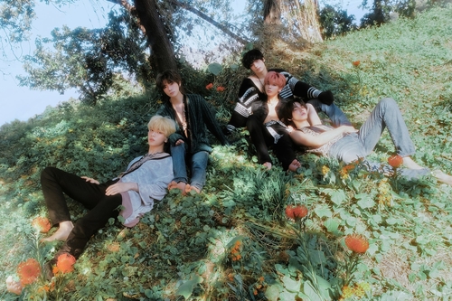 La foto de archivo, proporcionada por Big Hit Music, muestra a los cinco miembros del grupo de K-pop Tomorrow X Together. (Prohibida su reventa y archivo)