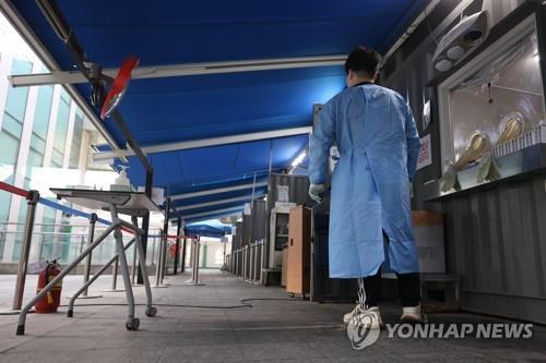 Un centro de pruebas de COVID-19 se muestra vacío, el 3 de febrero de 2023, en Yongsan, en el centro de Seúl.