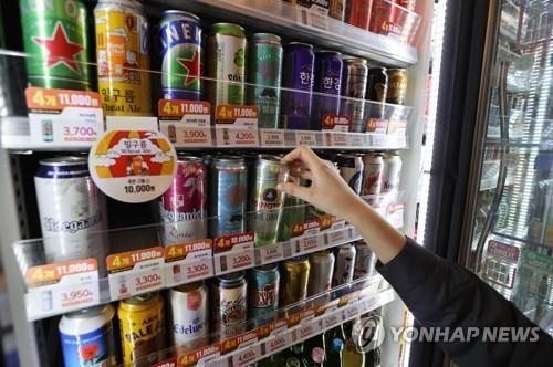 La foto de archivo, sin fechar, muestra, entre otras, cervezas japonesas exhibidas en las estanterías de una tienda de conveniencia, en Seúl.