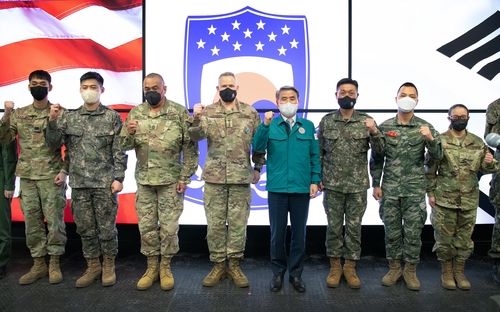 La foto, proporcionada por el Ministerio de Defensa surcoreano, muestra a su ministro Lee Jong-sup (cuarto por la dcha.), posando para una fotografía con el comandante de las Fuerzas Armadas Estadounidenses en Corea del Sur (USFK, según sus siglas en inglés), el general Paul LaCamera (cuarto por la izda.) y otros soldados surcoreanos y estadounidenses, durante su visita al centro de comando subterráneo de la División Combinada ROK-EE. UU. (Prohibida su reventa y archivo) 