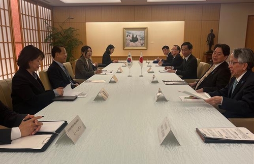 El ministro de Unificación de Corea del Sur, Kwon Young-se (centro, izda.), dialoga con el ministro de Asuntos Exteriores japonés, Yoshimasa Hayashi (en el lado opuesto), el 23 de marzo de 2023, en Tokio. (Foto proporcionada por la oficina de Kwon. Prohibida su reventa y archivo)