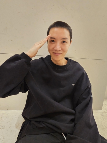 La foto, capturada de la imagen publicada en la página de Hybe de Weverse, una plataforma en línea para los fanes de K-pop, muestra a J-Hope, de BTS, saludando con un corte de pelo militar. (Prohibida su reventa y archivo)