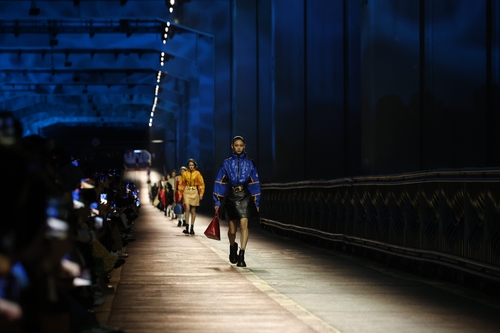 En el desfile de moda de Louis Vuitton en Corea se presentaron K