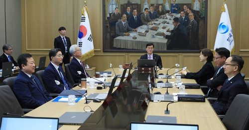 En la foto, proporcionada por el BOK, el Comité de Política Monetaria del banco central sostiene una reunión para establecer la TPM, el 25 de mayo de 2023, en su sede, en Seúl.