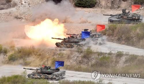 La foto de archivo, tomada el 26 de abril de 2017, muestra tanques de Corea del Sur y EE. UU. participando en un ejercicio con fuego real en el campo de entrenamiento Seungjin, en Pocheon, a 52 kilómetros al noreste de Seúl.