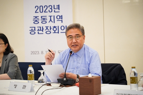 El ministro de Asuntos Exteriores, Park Jin, habla durante una reunión con los jefes de las misiones surcoreanas estacionadas en Oriente Medio, el 13 de agosto de 2023 (hora local), en los Emiratos Árabes Unidos. (Foto proporcionada por la Cancillería surcoreana. Prohibida su reventa y archivo)