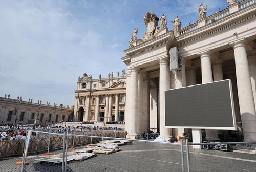 Una pantalla led de Samsung Electronics Co. adorna la plaza de San Pedro, el 13 de septiembre de 2023, en el Vaticano.