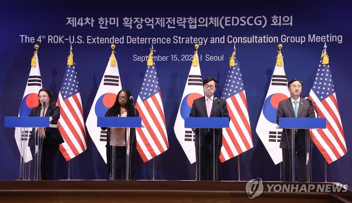 El primer viceministro de Asuntos Exteriores surcoreano, Chang Ho-jin (2º por la dcha.), sostiene una conferencia de prensa conjunta con los participantes de la 4ª reunión del Grupo de Estrategia y Consulta de la Disuasión Extendida (EDSCG, según sus siglas en inglés) entre Corea del Sur y Estados Unidos, el 15 de septiembre de 2023, en la sede de la Cancillería, en Seúl.